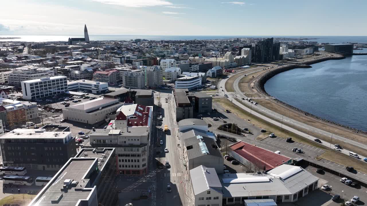 Reykjavík市中心在一个阳光明媚的日子。视频素材