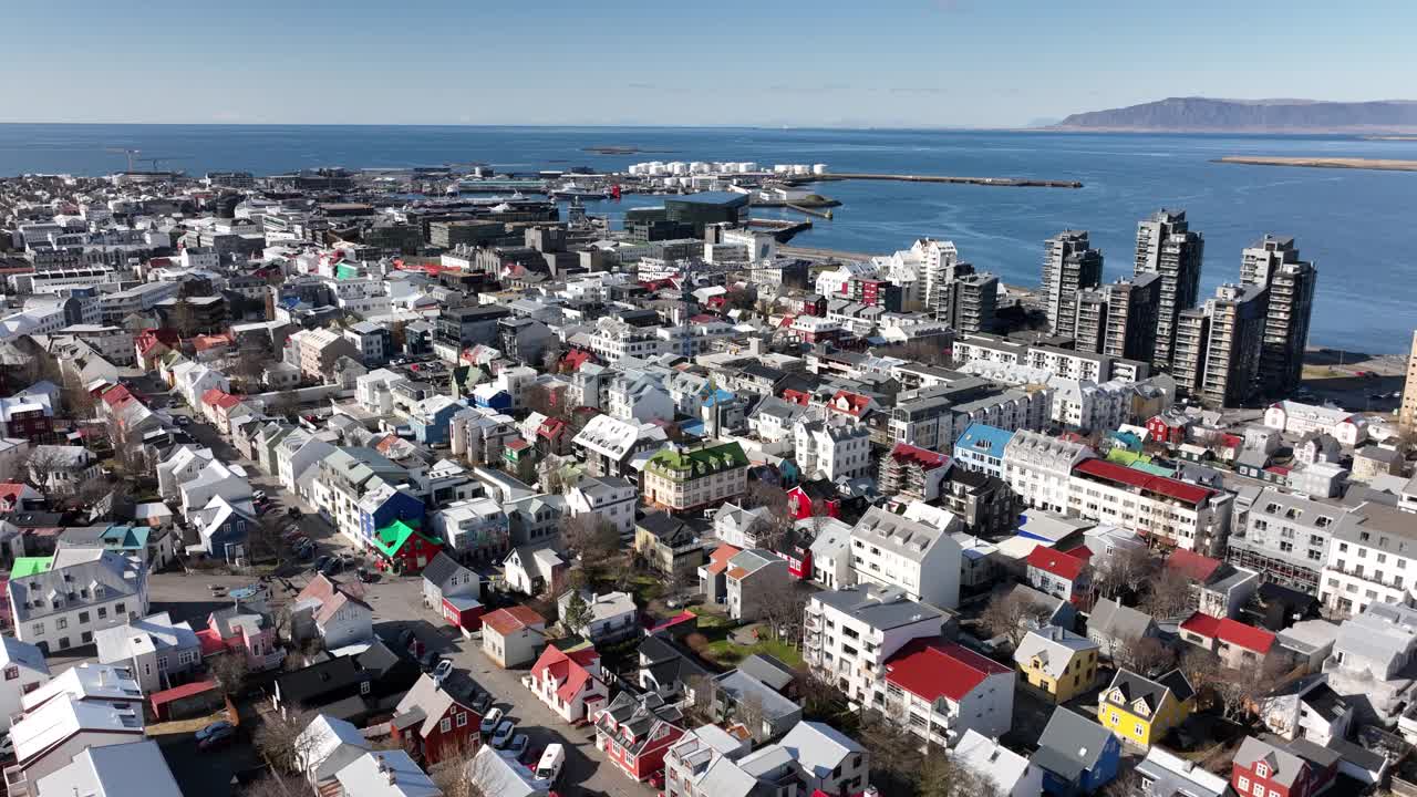 在Reykjavík色彩缤纷的市中心上空盘旋。视频素材