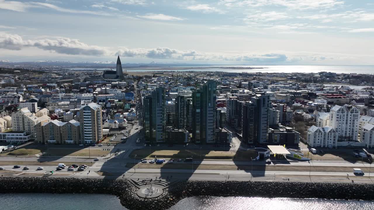 Reyjavík市中心和海滨，中心有Hallgrímskirkja教堂。视频素材