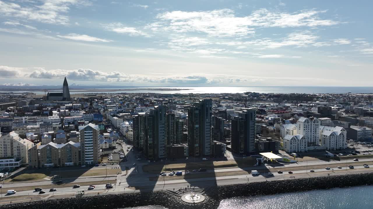 Reyjavík市中心和海滨，中心有Hallgrímskirkja教堂。视频素材