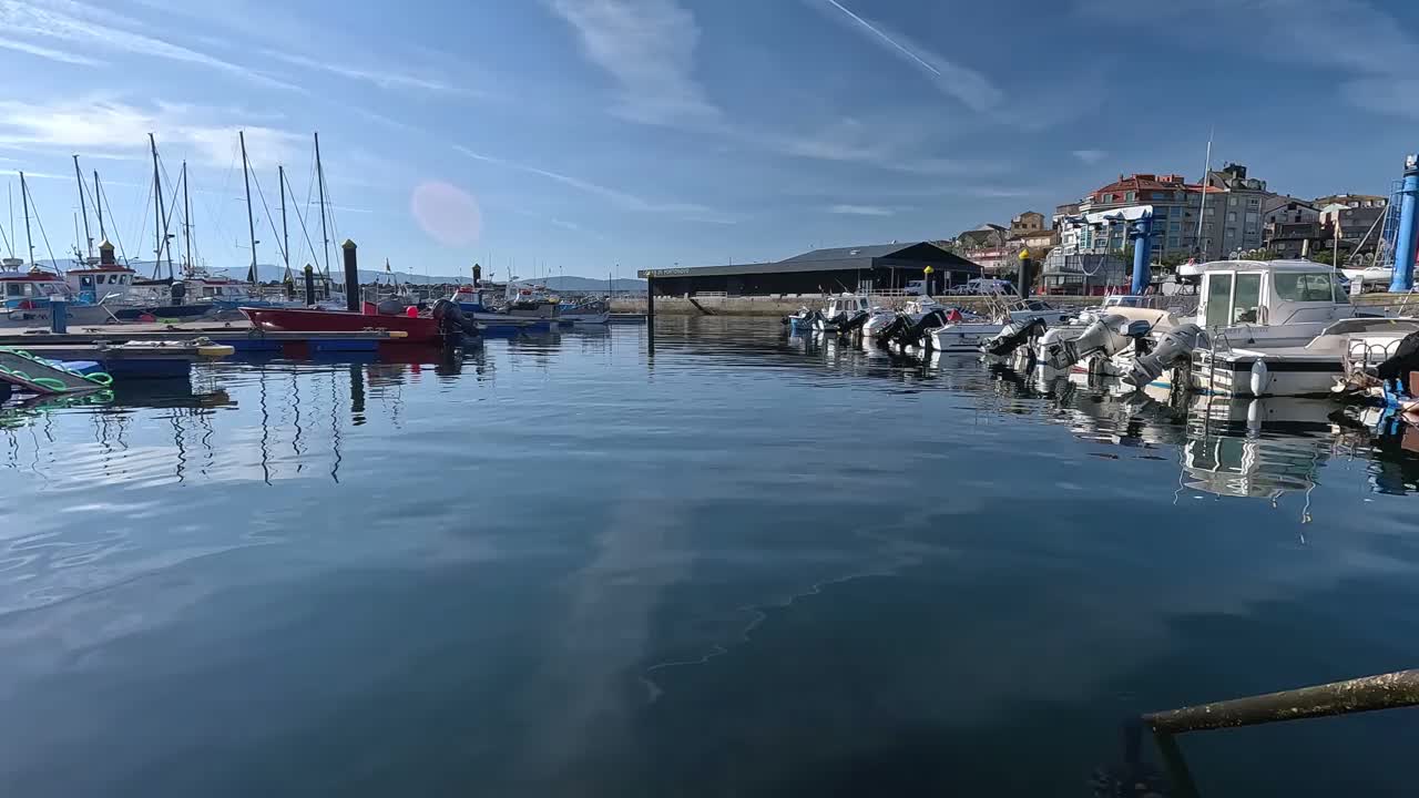 游船停在海港，海面平静视频下载