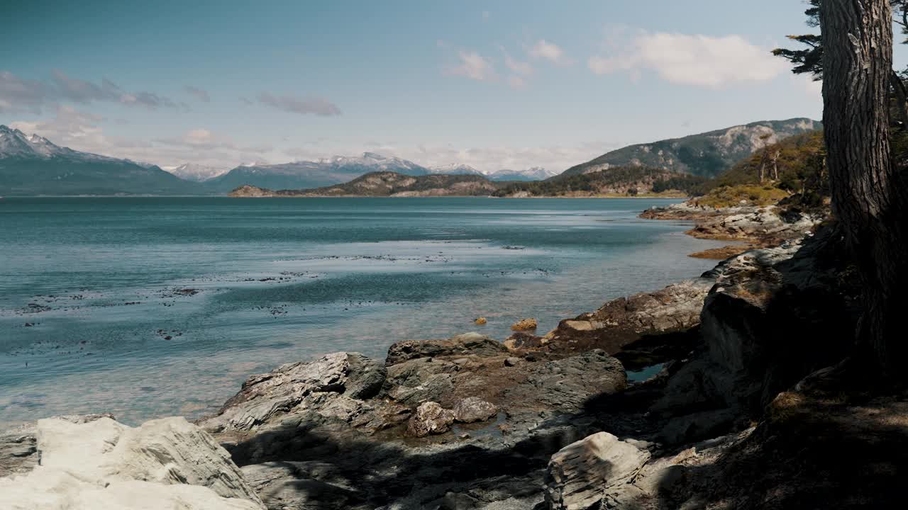 阿根廷火地岛的比格尔海峡和周围景观。手持拍摄的视频素材