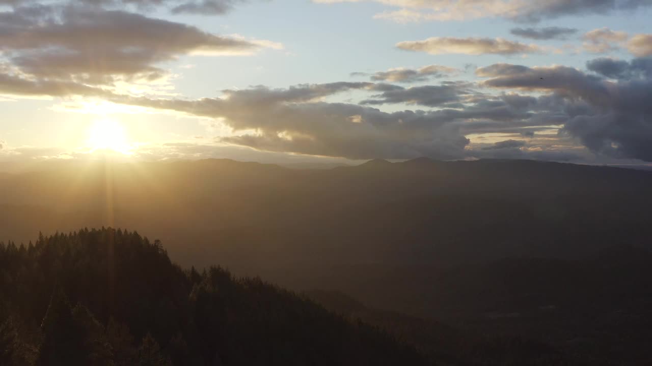 太阳正落在山脉上，给风景投下温暖的光芒视频素材