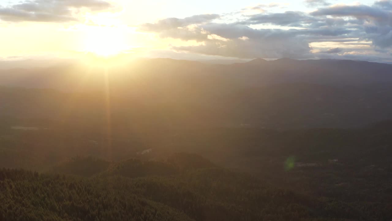 太阳正落在山脉上，给风景投下温暖的光芒视频素材