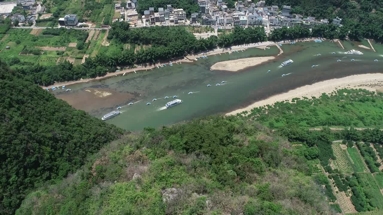 航拍仿竹筏船和漓江上载着游客的游船视频下载