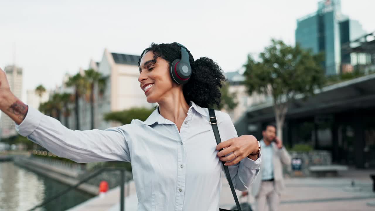 户外，商务和女人戴着耳机，跳舞或兴奋的声音或听收音机。音频，顾问或企业家与耳机或运动与能量和庆祝与幸福视频素材