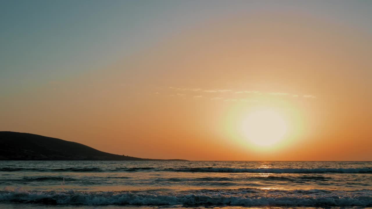 太阳正落在海面上，在水面上投下温暖的光芒视频下载