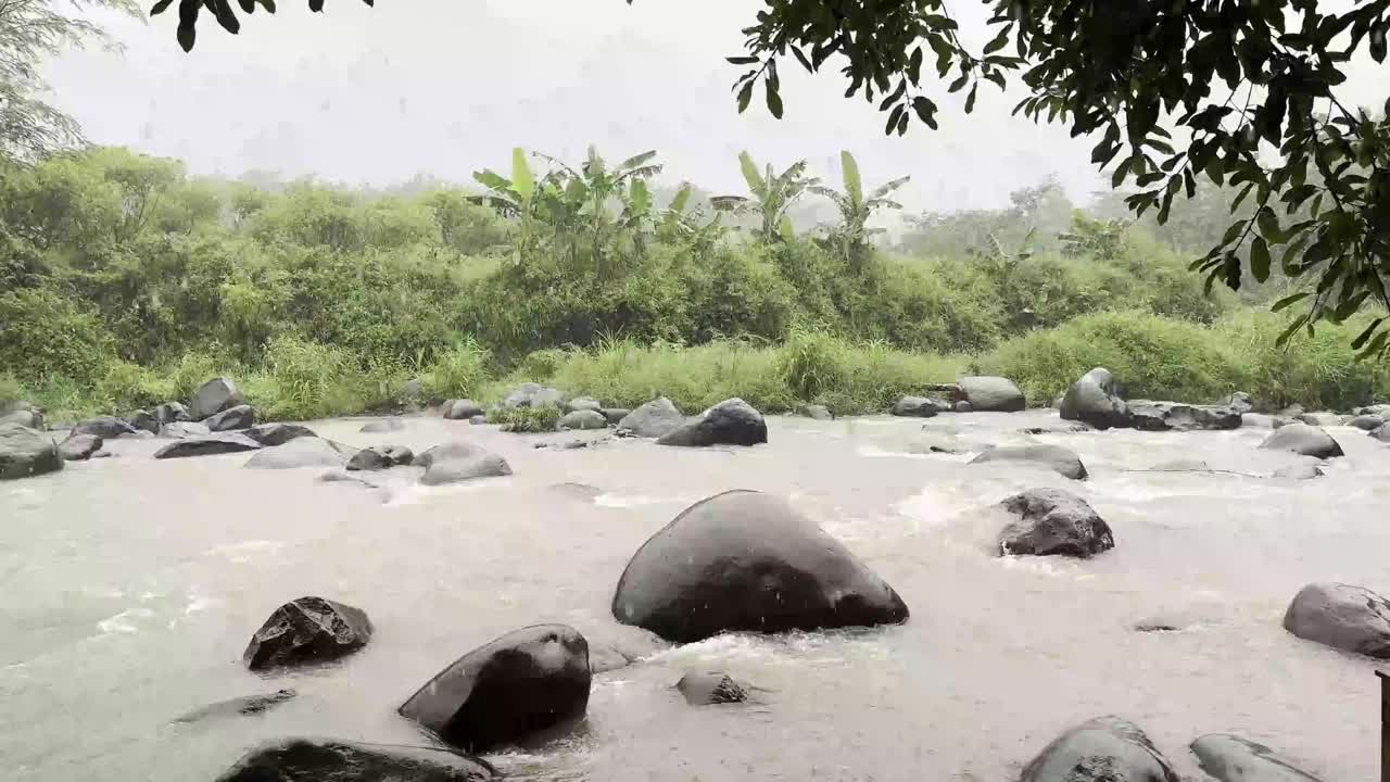 印尼东爪哇岛，暴雨中湍急的河水流经岩石地形视频素材