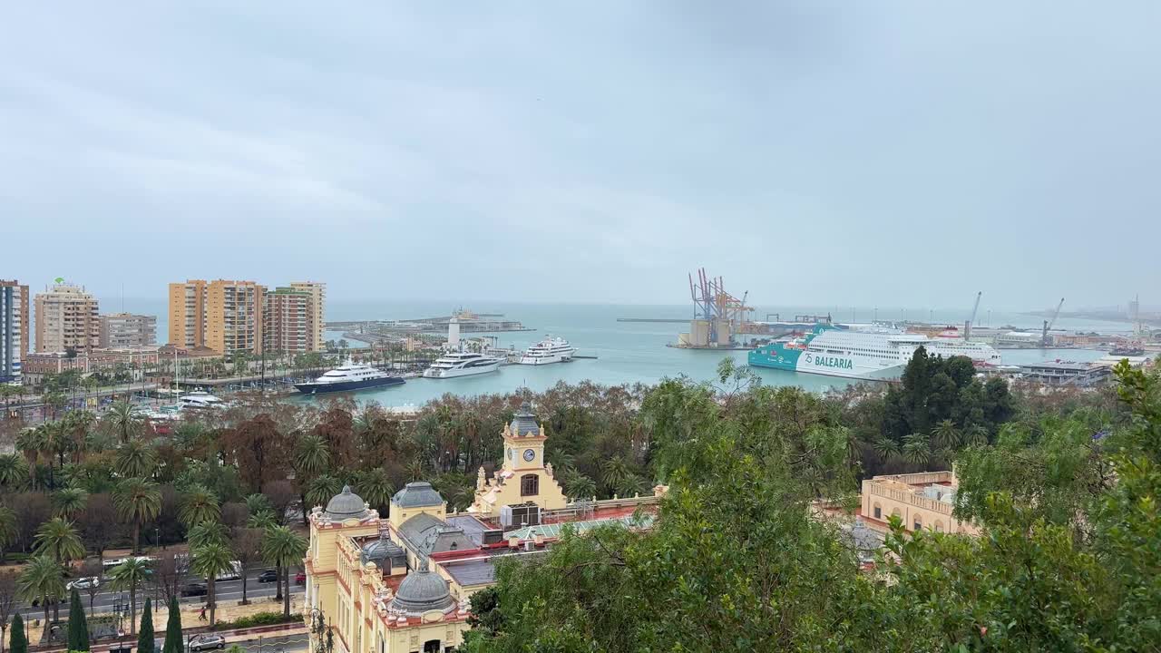 西班牙马拉加工业港码头高架观景大型游船停靠视频素材