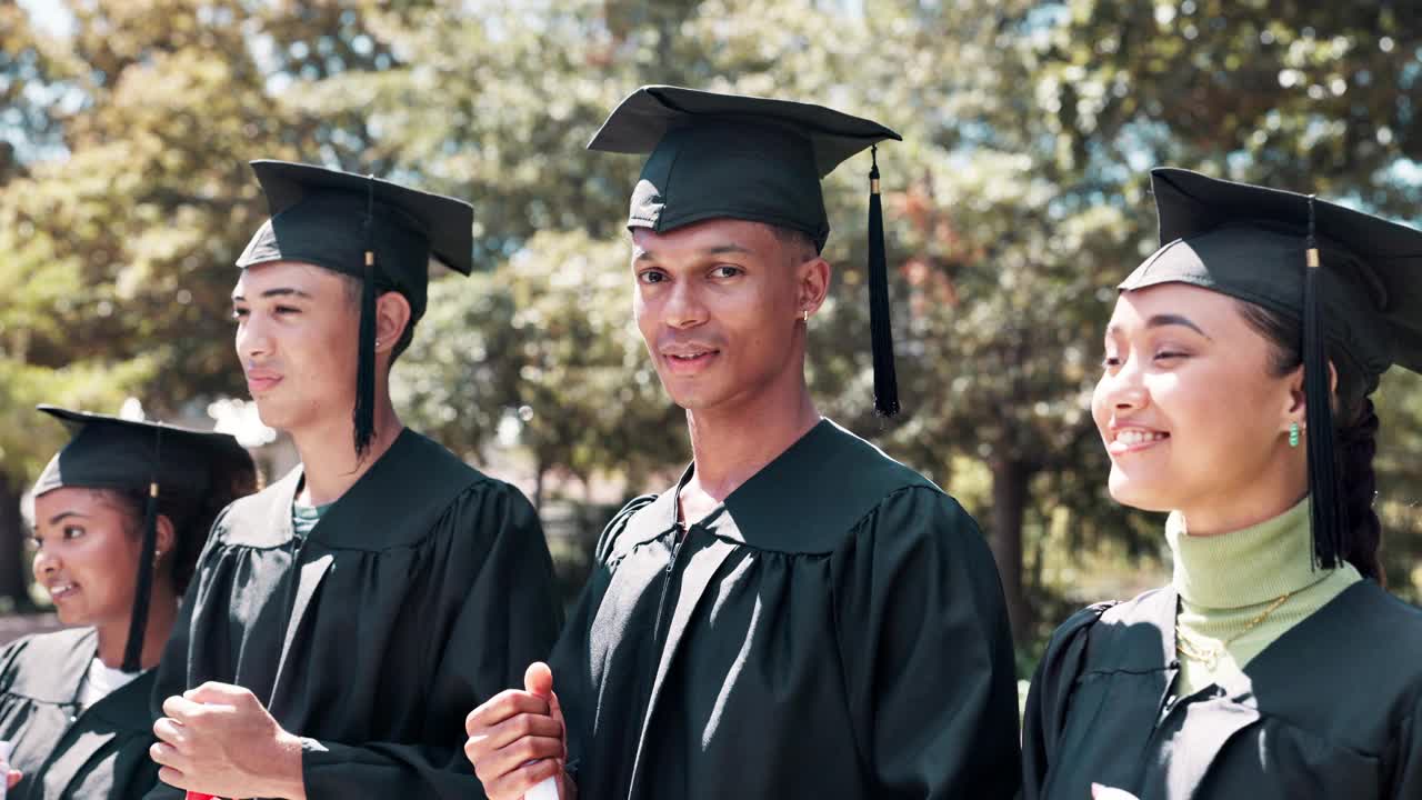 快乐的人，学生和毕业典礼上的证书，为教育，资格或未来。校园外年轻男性或毕业生微笑领取文凭、论文或学位的肖像视频素材