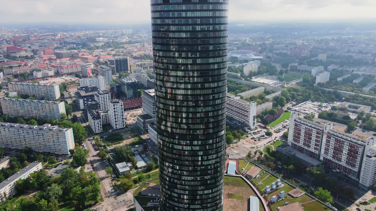 商业中心在摩天大楼对城市景观，鸟瞰视频素材