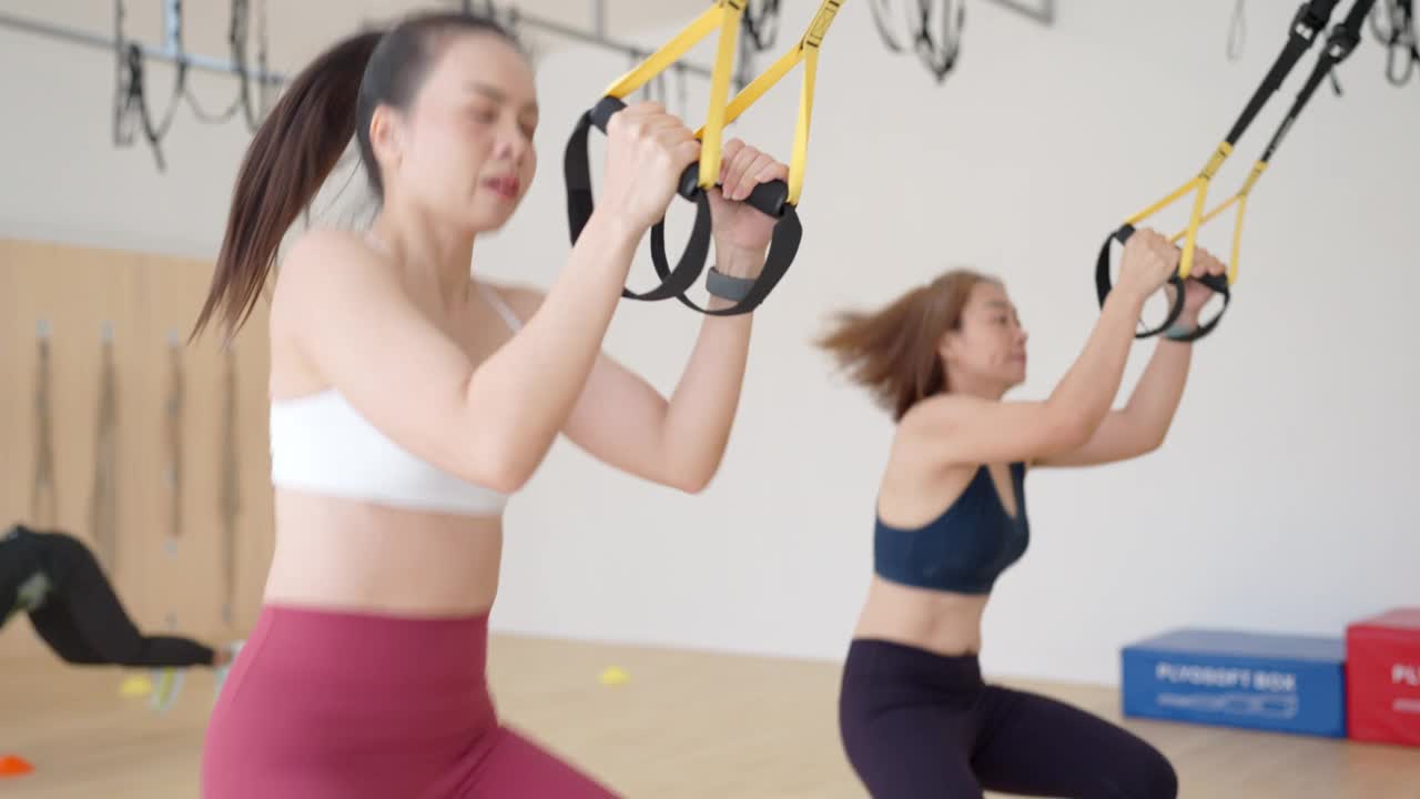 两个女人正在用阻力带锻炼视频素材