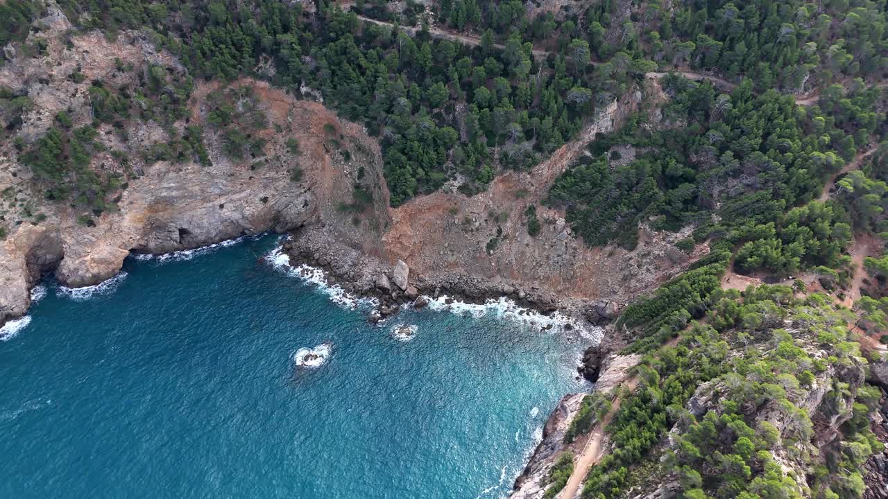 马略卡岛的Mirador de sa foradada，蔚蓝的海水和崎岖的悬崖，鸟瞰图视频素材