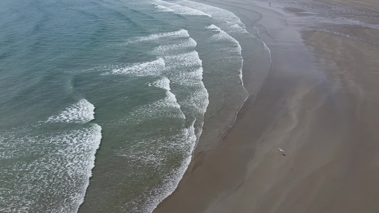 有沙滩和海浪的海滩。白色的泡沫。海景，无人机视频。大西洋表面波涛汹涌，涨潮。视频素材