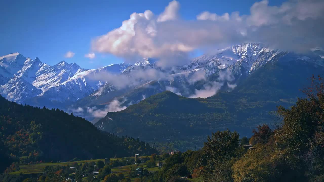 风景如画的山村坐落在山谷的时间流逝视频素材