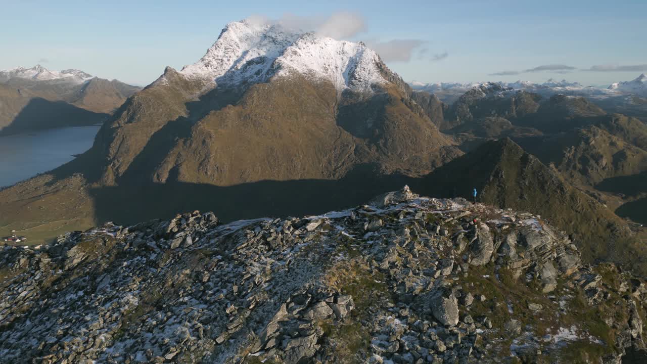 晴朗的天空和雪峰下的罗弗敦山景视频素材