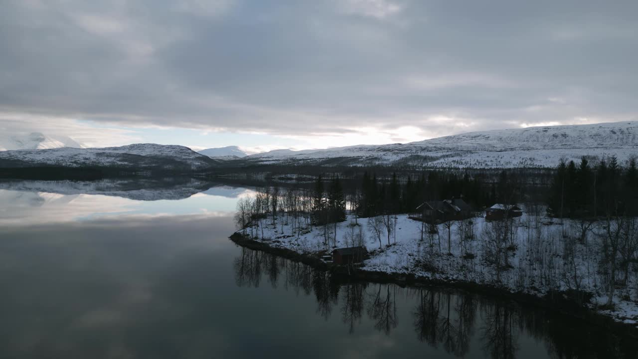 宁静的Andsvatnet湖在挪威与雪景反射，冬季黄昏视频素材