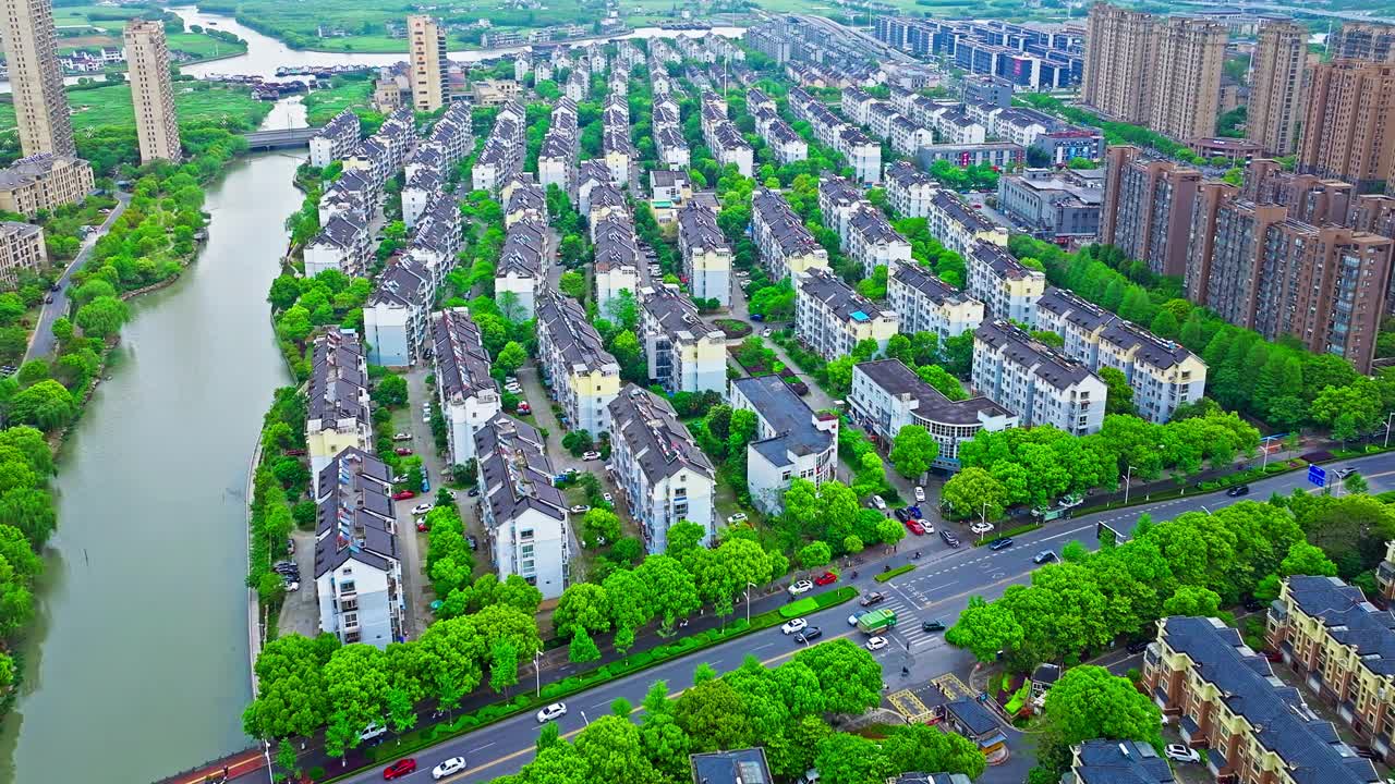 鸟瞰别墅区建筑、度假村及自然风光视频素材