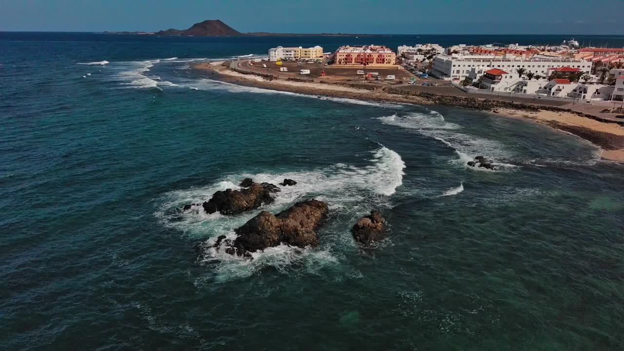 科拉雷霍海滩和碧绿的海水，富埃特文图拉，加那利群岛，阳光明媚的一天，鸟瞰图视频素材