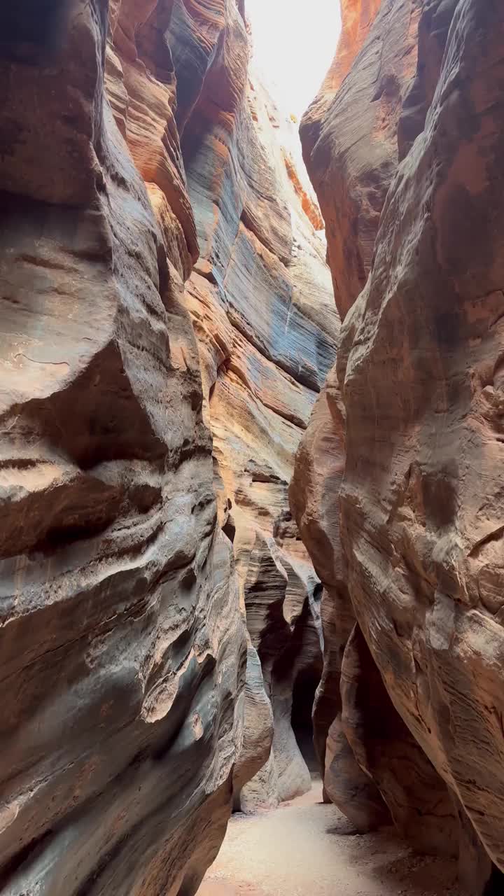 美丽，粉嫩的狭缝峡谷的狭窄部分视频素材