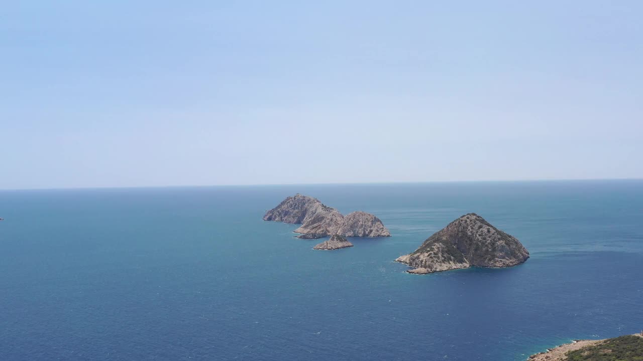 海岸夏季景观的镜头-看灯塔在吉利多亚角与无人机视频素材