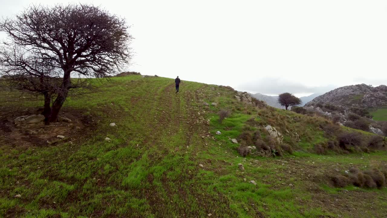 徒步旅行者征服地平线:在克里特岛风景秀丽的山坡上鼓舞人心的徒步旅行。超越精神之路的旅程。视频素材