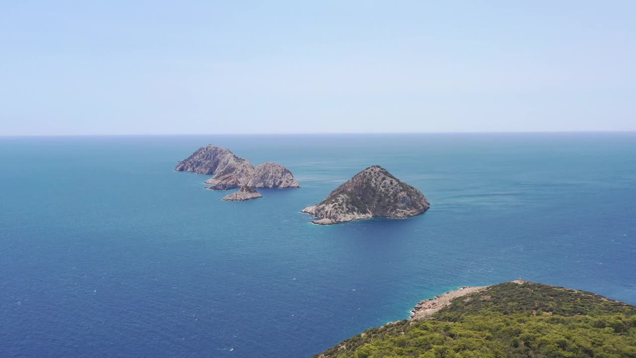 海岸夏季景观的镜头-看灯塔在吉利多亚角与无人机视频素材