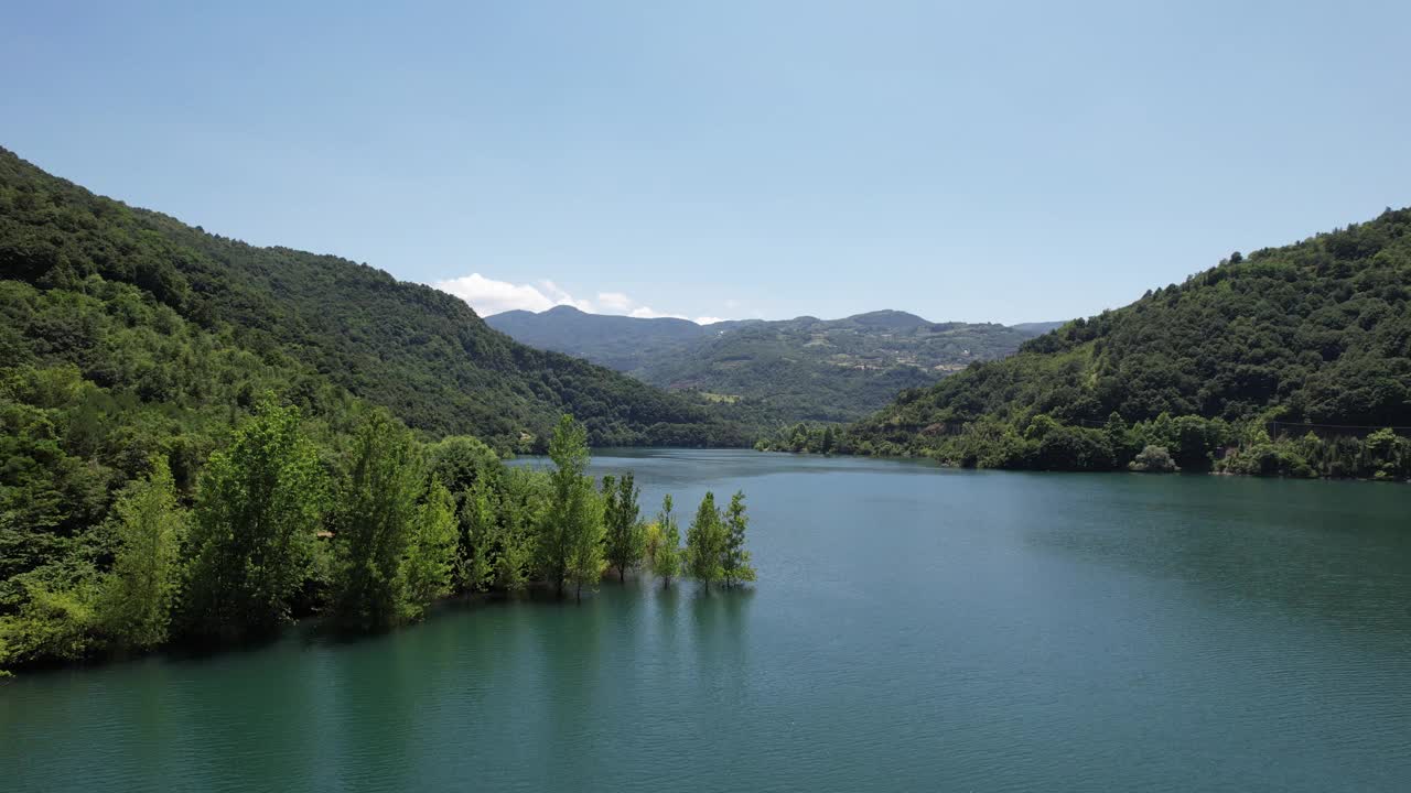 山湖绿水绿树。视频下载