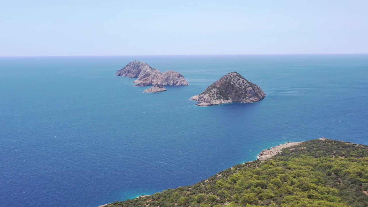 海岸夏季景观的镜头-看灯塔在吉利多亚角与无人机视频素材