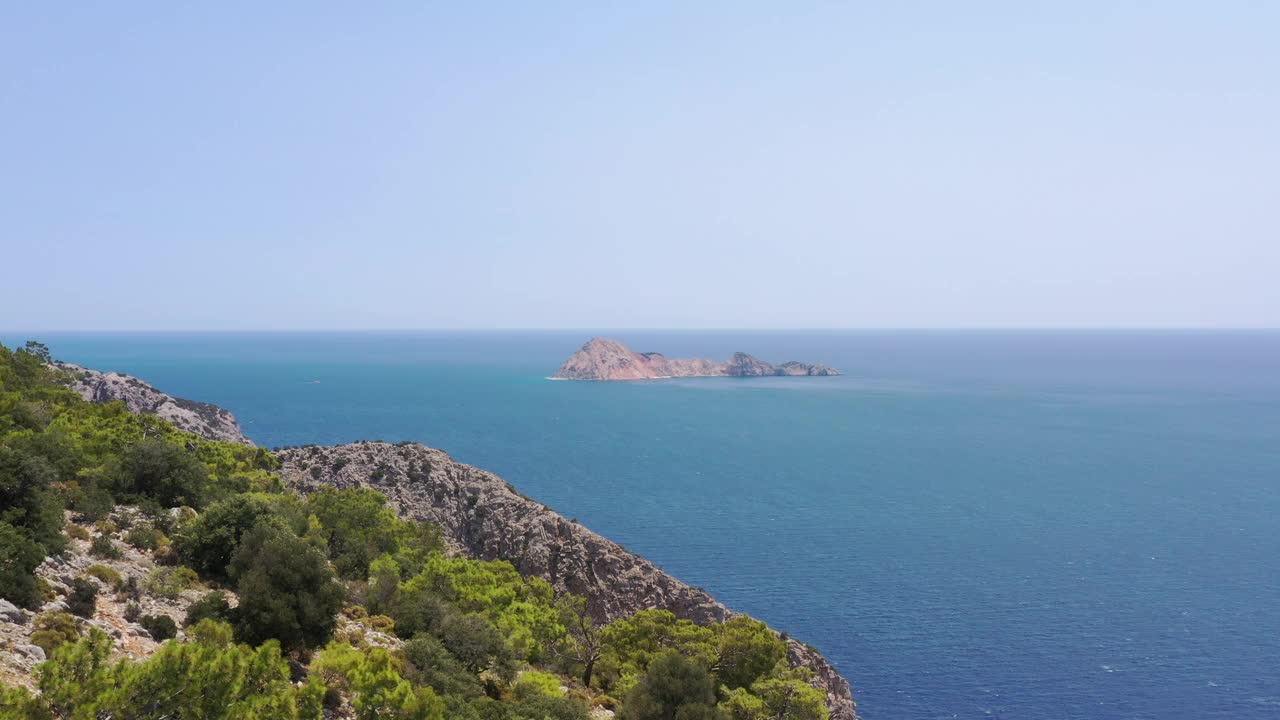 海岸夏季景观的镜头-看灯塔在吉利多亚角与无人机视频素材