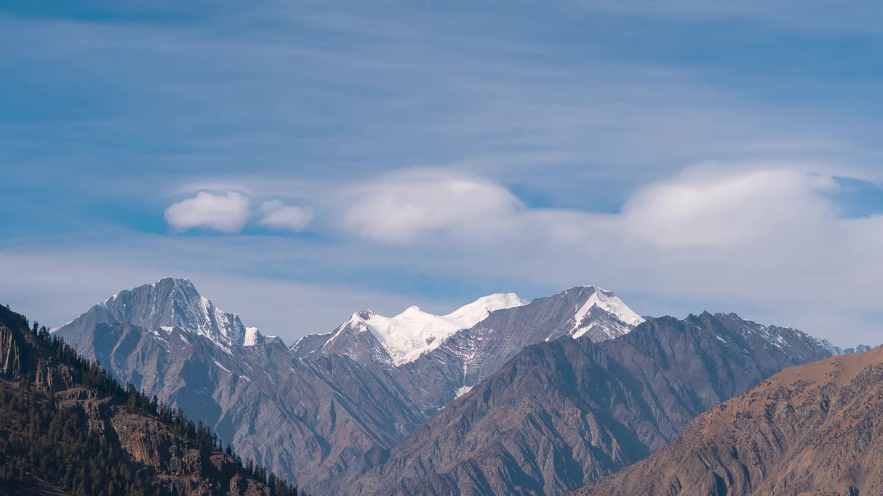 在印度喜马拉雅山脉的一座山峰上，云层在夏天的时间跨度为4k。云在山上移动，时间流逝。晴天多云，旅游远足风景优美。视频素材