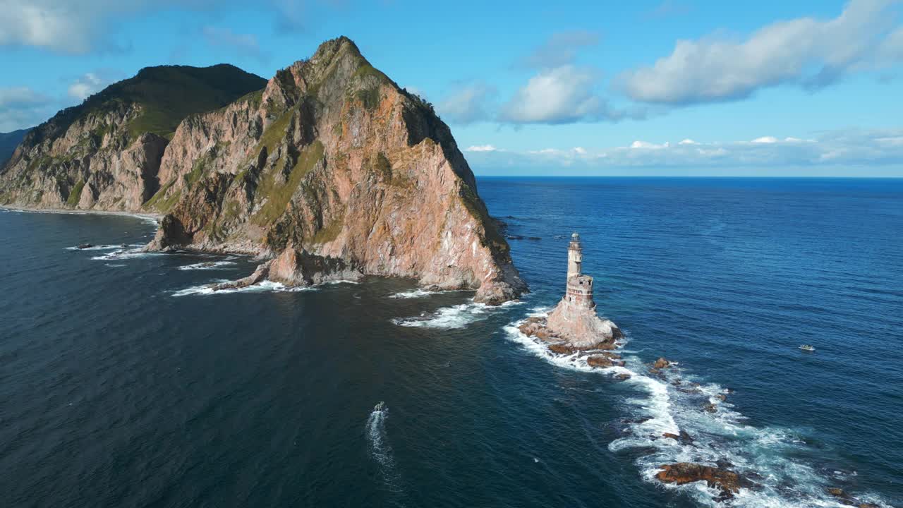 海上岩石岛和灯塔的壮观景观俯视图。夹。电影般的童话般的海岬和灯塔。在阳光明媚的日子里，海洋中的岩石和废弃灯塔的神奇景观视频素材