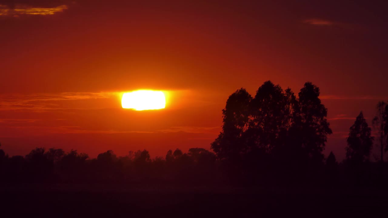 时间流逝的夕阳和黄昏的天空在农村。视频素材