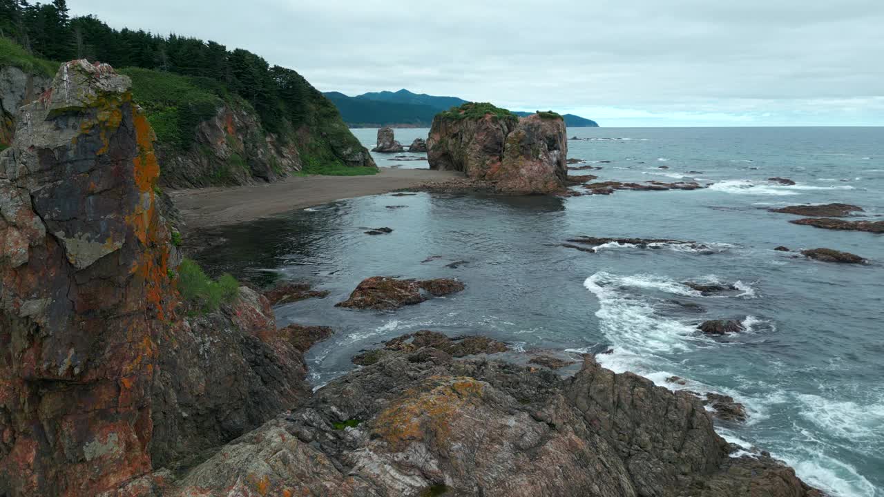 岩石海岸和悬崖的俯视图。夹。北海岸和悬崖的电影景观。布满岩石的北岸，阴天有绿色的森林视频素材