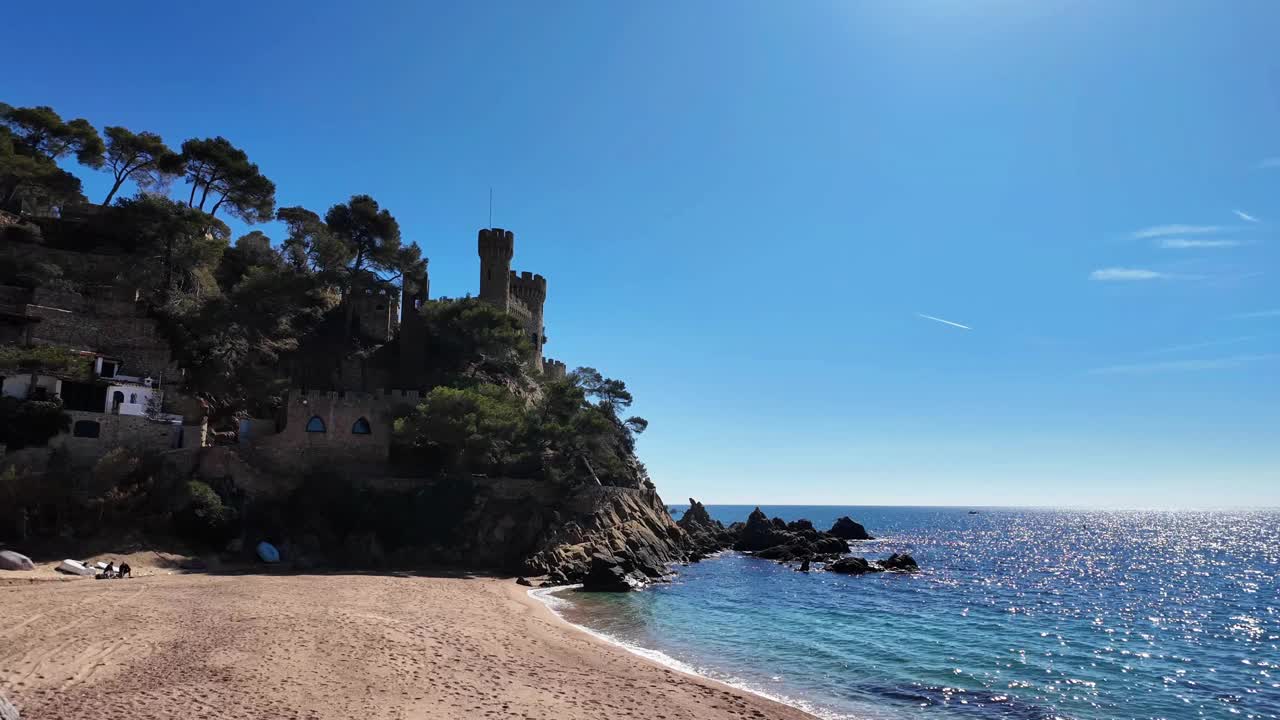 海景海滩和城堡在西班牙的旅游目的地，海岸线小镇Lloret de Mar, 4K视频下载