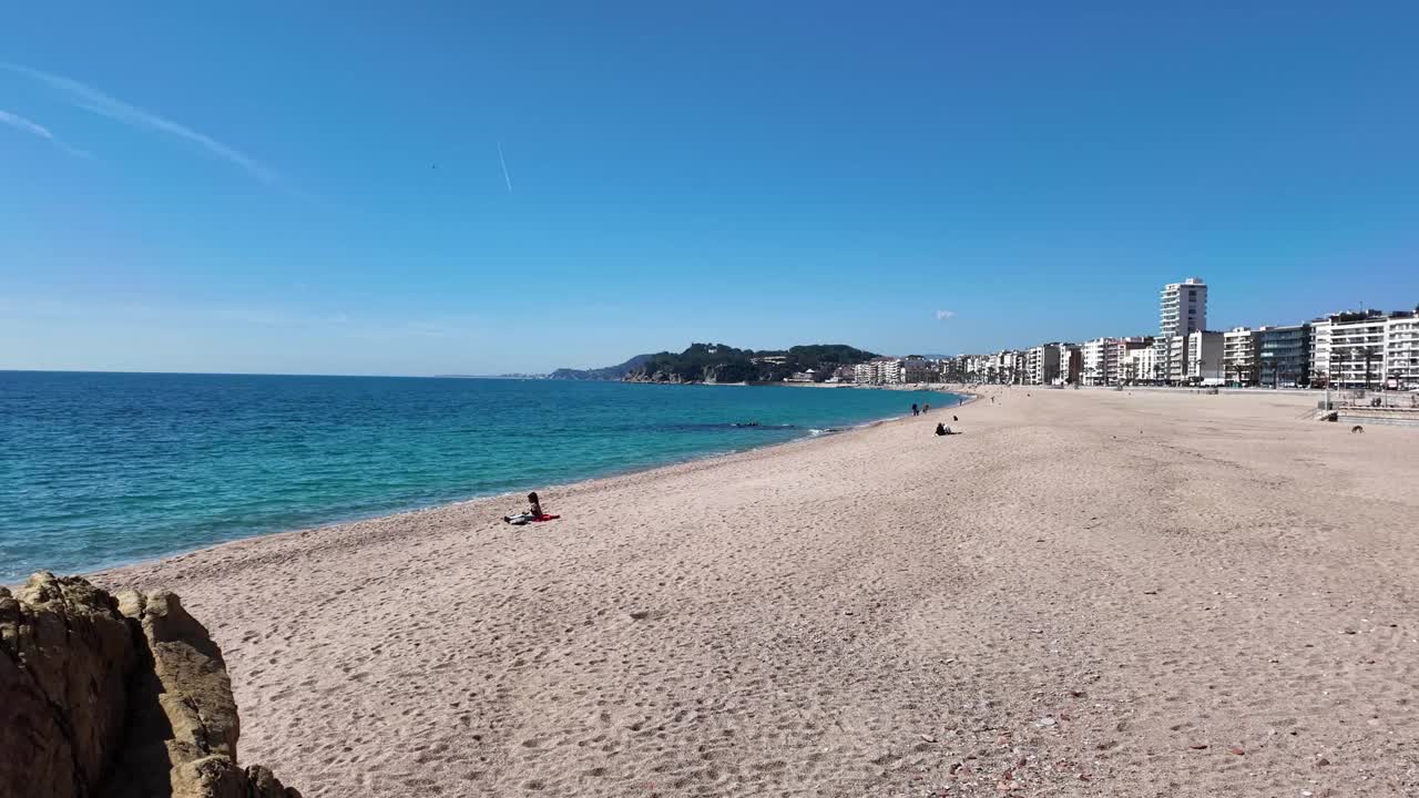 西班牙旅游目的地海景，海岸线小镇Lloret de Mar，海滩和建筑，4K视频素材