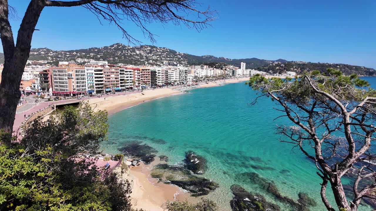 西班牙旅游目的地，海岸线小镇Lloret de Mar，天堂海景和建筑，4K视频素材