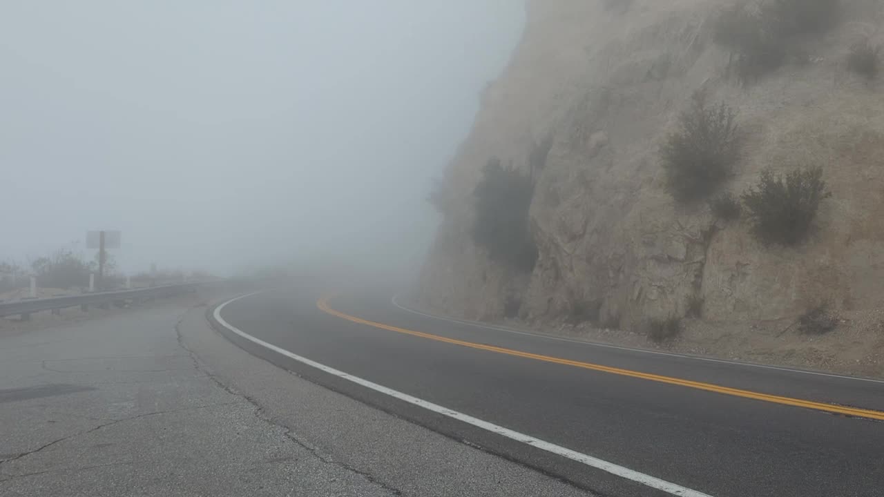 洛杉矶上空雾蒙蒙的山路视频下载