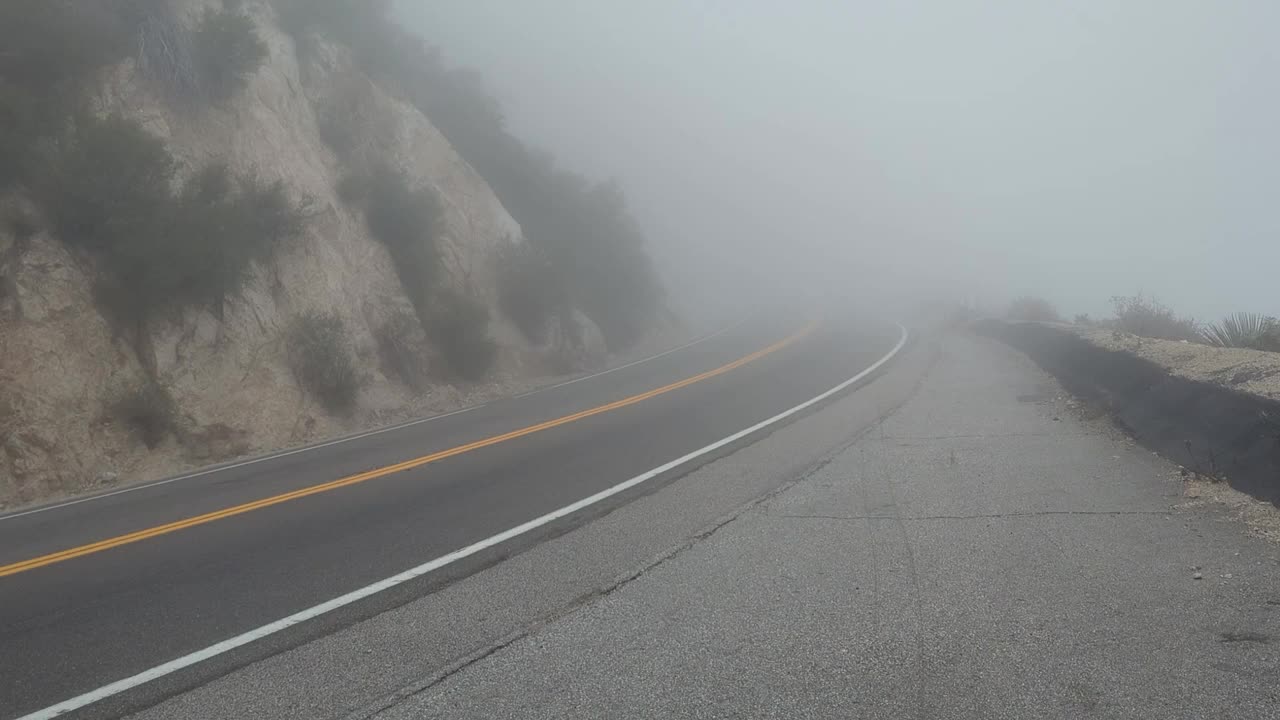 洛杉矶上空雾蒙蒙的山路视频素材