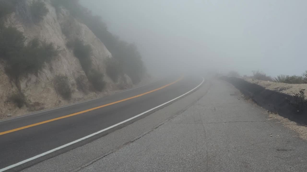 洛杉矶上空雾蒙蒙的山路视频下载