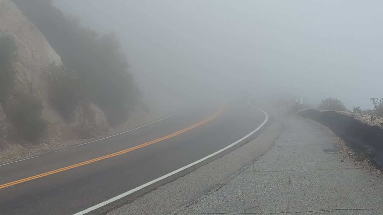 洛杉矶上空雾蒙蒙的山路视频素材