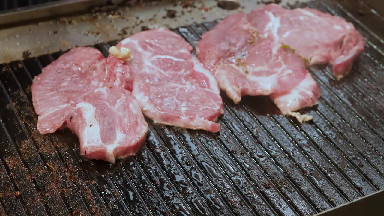 新鲜的牛排肉是在户外烤的。羊肉串是在咖啡馆烤制的。视频下载