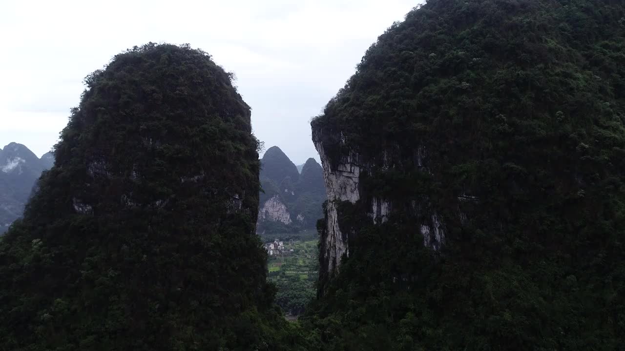 中国广西桂林市阳朔县兴平镇喀斯特山峰的自然风光视频素材