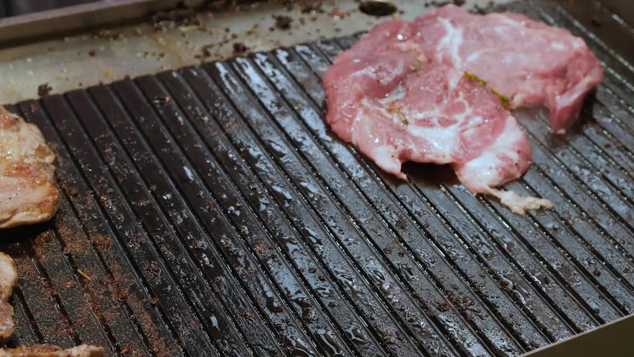 新鲜的牛排肉是在户外烤的。羊肉串是在咖啡馆烤制的。视频下载