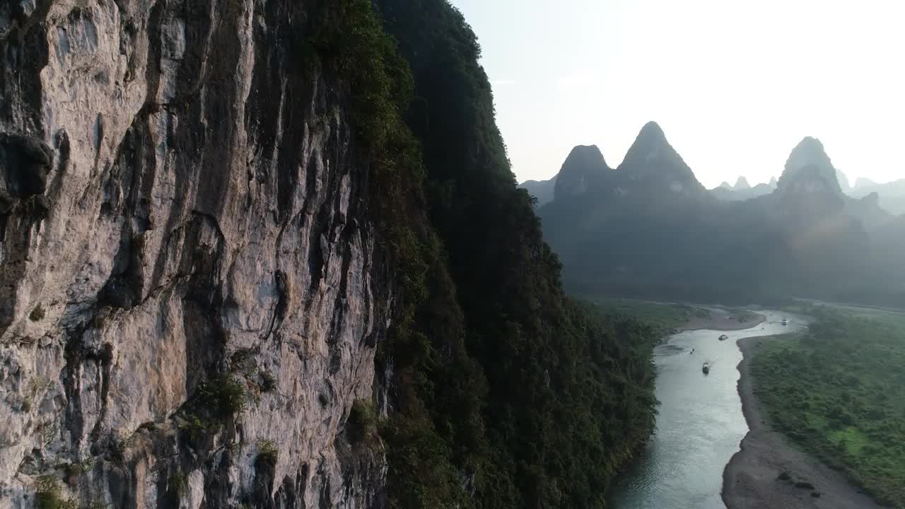 2023年7月28日，中国广西桂林市阳朔县:漓江上载着游客的仿竹筏船和游船的航拍照片视频下载