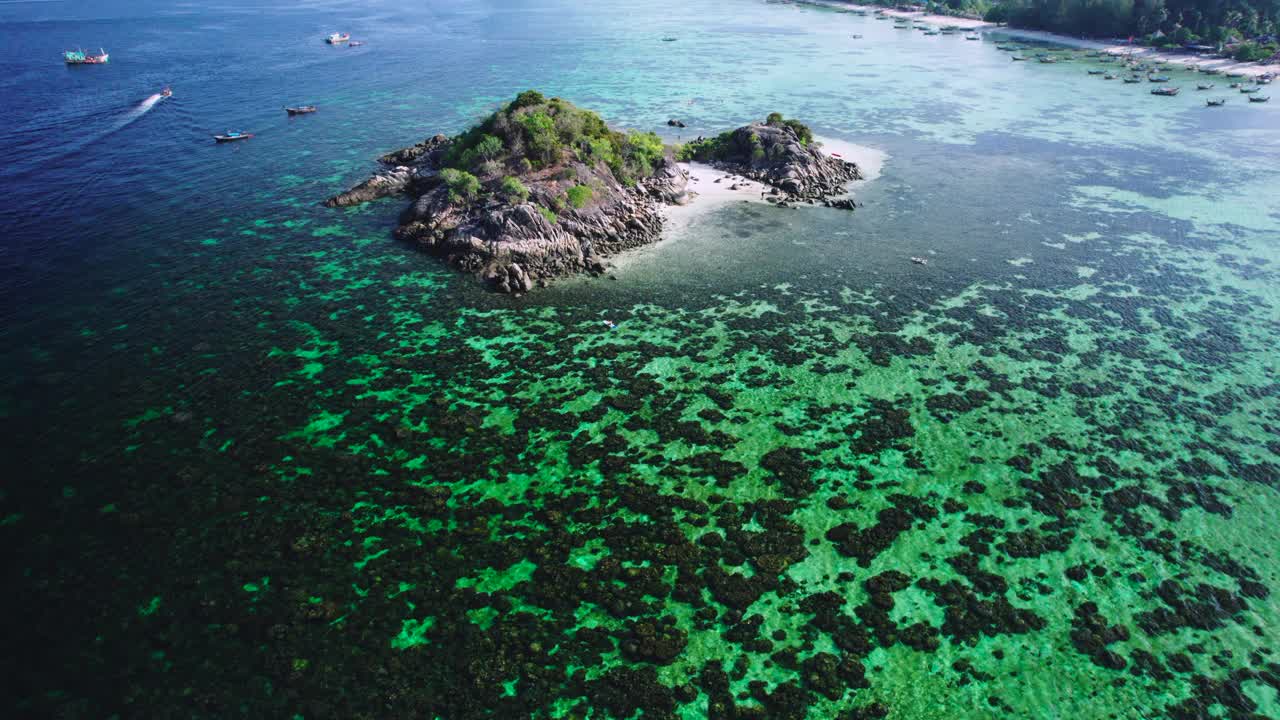 鸟瞰岛屿，岛屿和利佩岛附近的潜水点视频下载