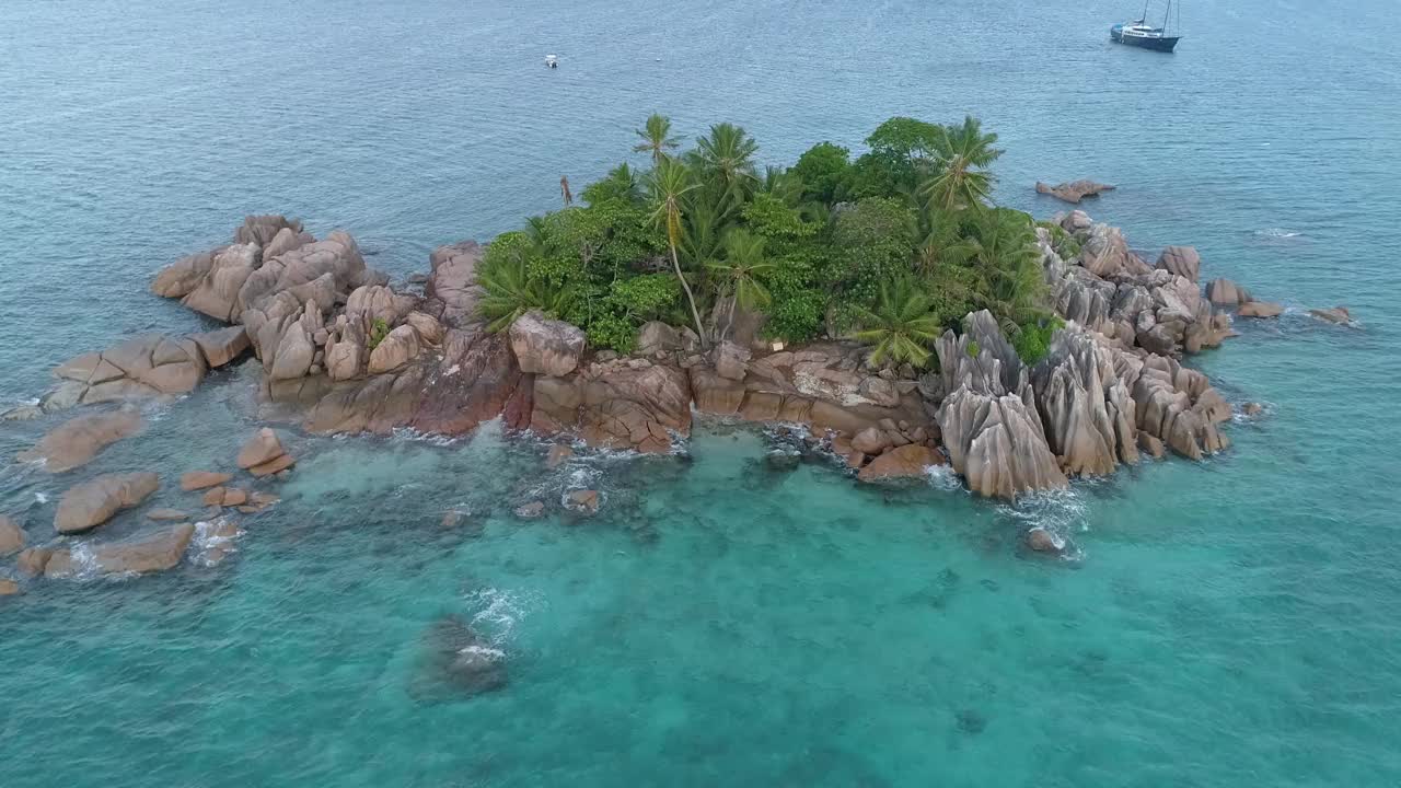 美丽的蓝色海洋和岩石海岸线。水面平静，天空晴朗视频下载