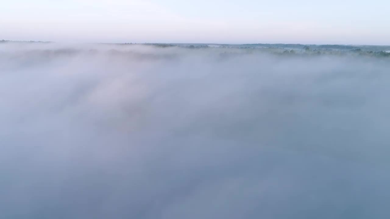 天空笼罩着一层厚厚的雾，营造出一种神秘和平静的感觉，真真切切的视频视频素材