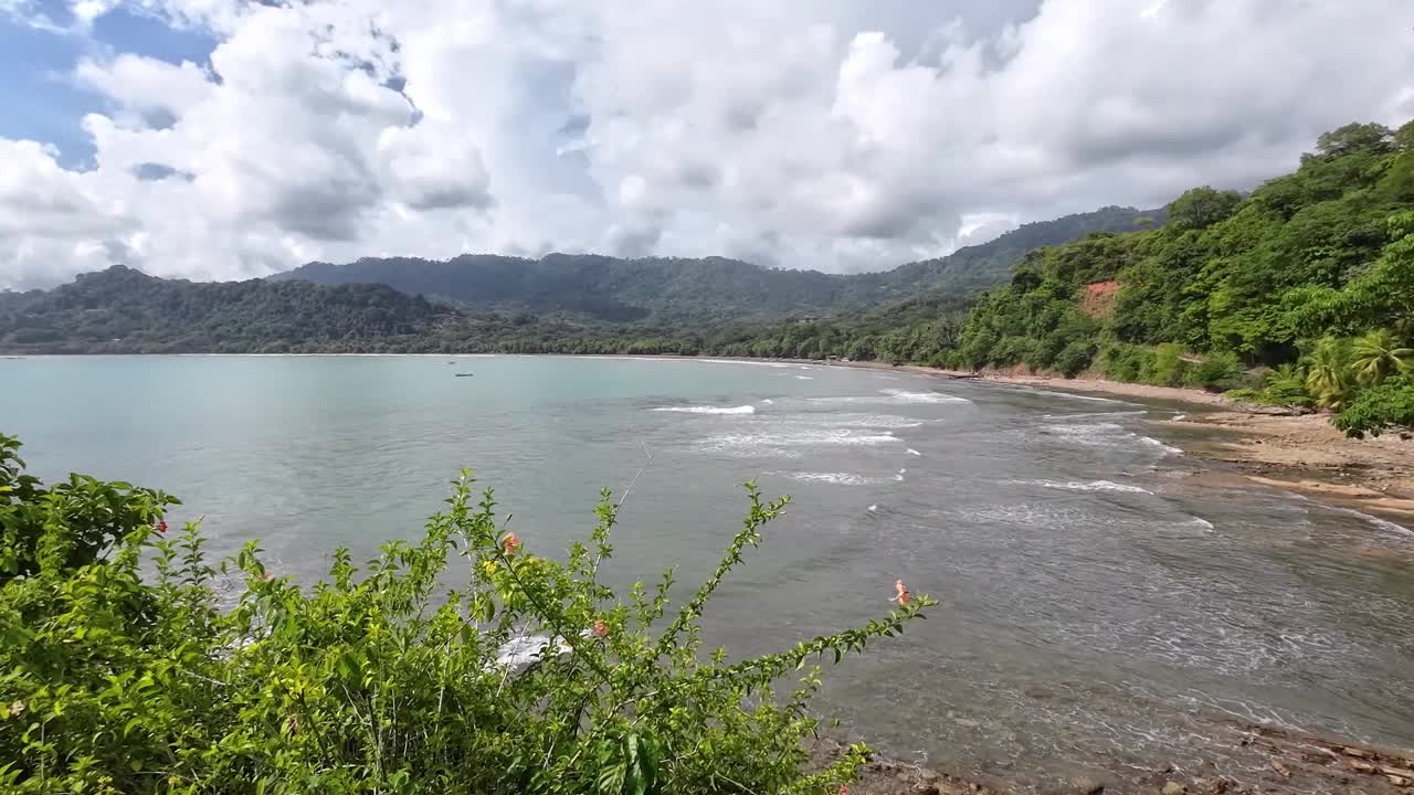 迷人的多明尼克湾。多米尼克海滩上的平底锅。是冲浪者和自然爱好者的天堂。视频下载