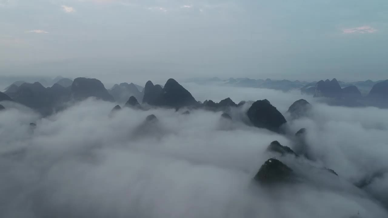 鸟瞰喀斯特山脉和美丽的云景视频素材